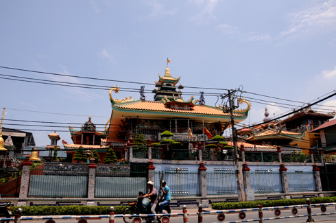 Chiêm ngưỡng ngôi chùa làm bằng mảnh sành lớn nhất Việt Nam