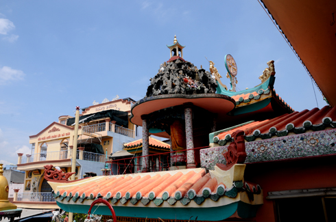 Chiêm ngưỡng ngôi chùa làm bằng mảnh sành lớn nhất Việt Nam